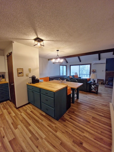 Rustic Mountain Escape. Waterpark, Ski & Views!