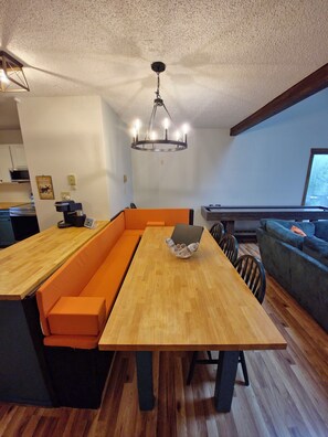 Dining - Rustic Mountain Escape. Waterpark, Ski & Views! (Tannersville)