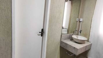 タオル、トイレットペーパー