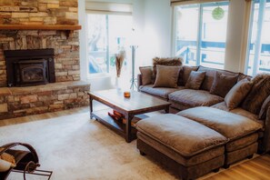 Älytelevisio, takka, videopelejä, DVD-soitin