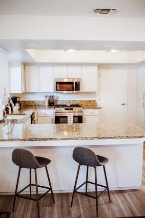 Jääkaappi, mikroaaltouuni, uuni, liesi