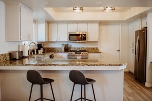 Geladeira, micro-ondas, fogão, cooktop