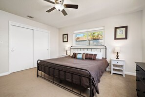4 Schlafzimmer, Schreibtisch, Bügeleisen/Bügelbrett, Reisekinderbett