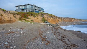 Una casa costera con balcón con vistas a la playa.