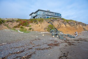 Exterior - Oceanfront Stay Near Cambria & Beaches 2 En-Suites (San Simeon)