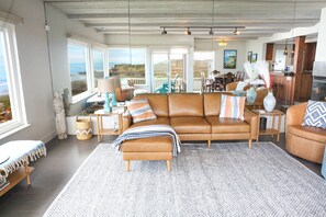 Smart TV, fireplace - Oceanfront Stay Near Cambria & Beaches 2 En-Suites (San Simeon)