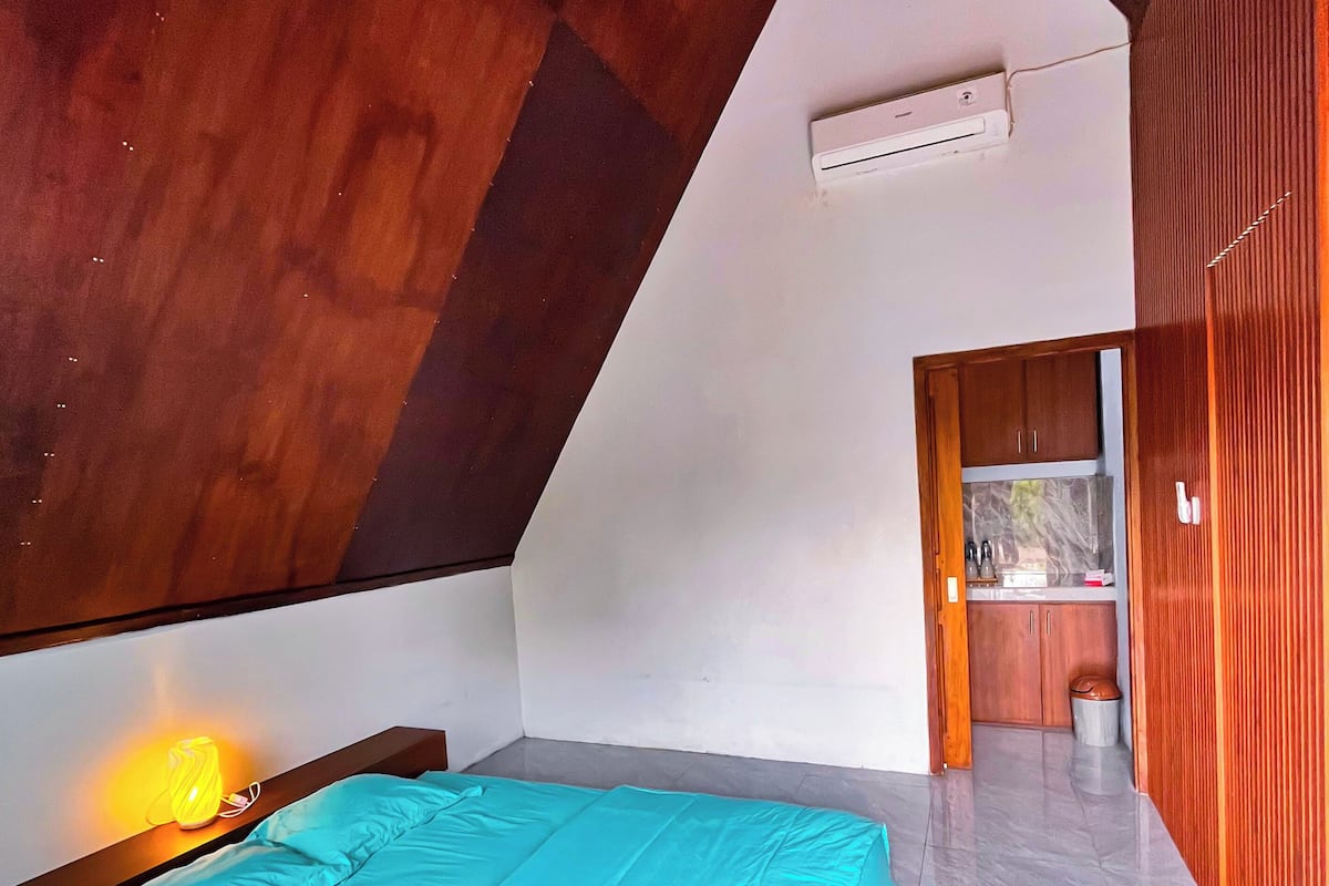 Family Single Room, Balcony, Park View | Desk