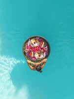 Una persona en una piscina con una bandeja de comida.