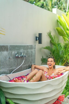 Vila superluxo, varanda, vista para a piscina | Banheiro | Produtos de toalete grátis, toalhas de banho, sabonete, shampoo