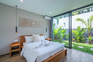 奢華別墅, 庭院, 泳池景觀 | 客房內保險箱、床單