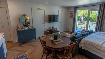 2 makuuhuonetta, silitysrauta/-lauta, vauvan matkasänky, ilmainen Wi-Fi