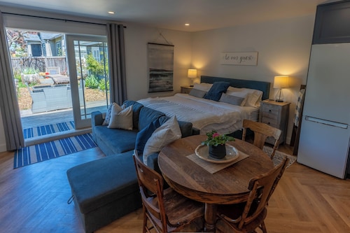 Stylish Garden Cottage w/Bunkie, fenced yard + off-leash dog park!