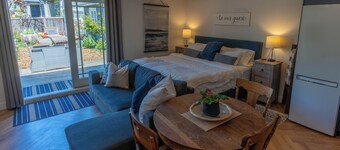 Stylish Garden Cottage w/Bunkie, fenced yard + off-leash dog park!