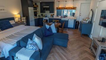 Smart-TV, Kamin, Bücher