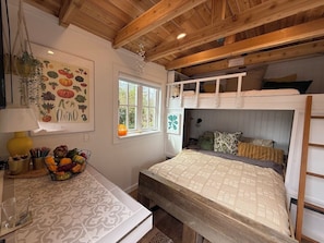 2 bedrooms, iron/ironing board, travel cot, free WiFi - Stylish Garden Cottage w/Bunkie, fenced yard + off-leash dog park! (Saanich)