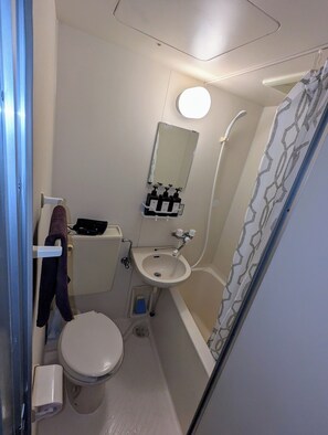 Sèche-cheveux, serviettes fournies, savon, papier toilette
