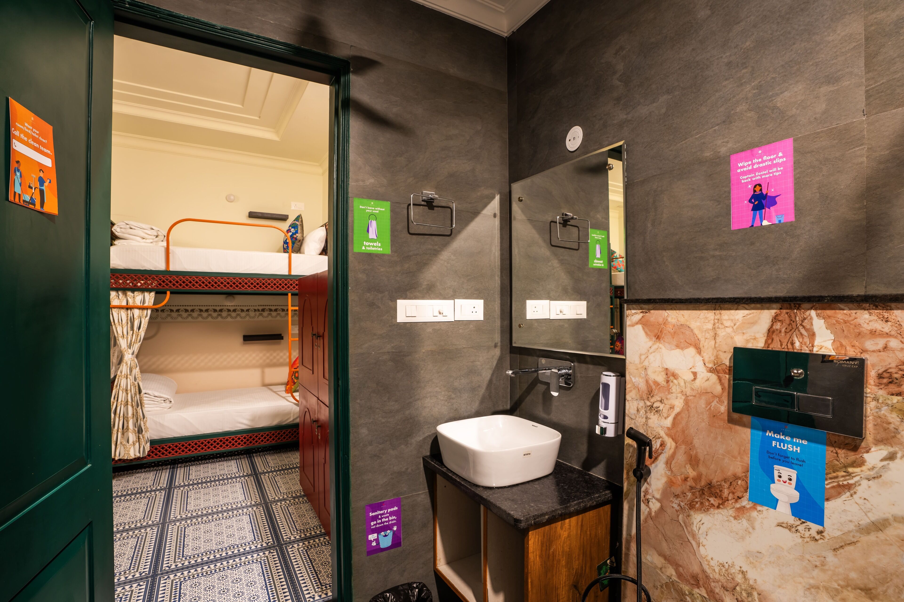 Un baño de hotel pequeño con una litera, un lavabo y un espejo.