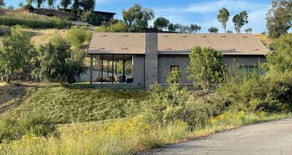 Malibu Mountain Guest House - Very private but close to city amenities