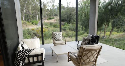 Malibu Mountain Guest House - Very private but close to city amenities