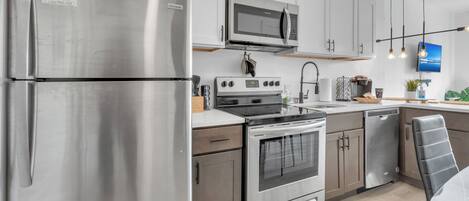 Een koelkast, een microgolfoven, een oven, een kookplaat