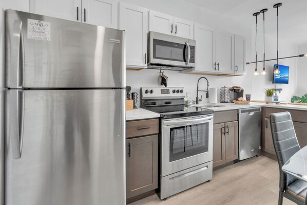 Réfrigérateur, micro-ondes, four, plaque de cuisson