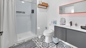 A modern bathroom with a shower, toilet, and sink. - Modern luxe apt Airport+ NYC (Elizabeth)