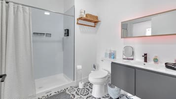 Ducha, secador de pelo, toallas y jabón