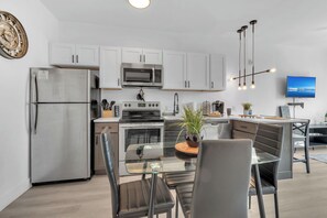 Geladeira, micro-ondas, fogão, cooktop