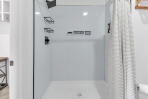 Douche, sèche-cheveux, serviettes fournies, savon