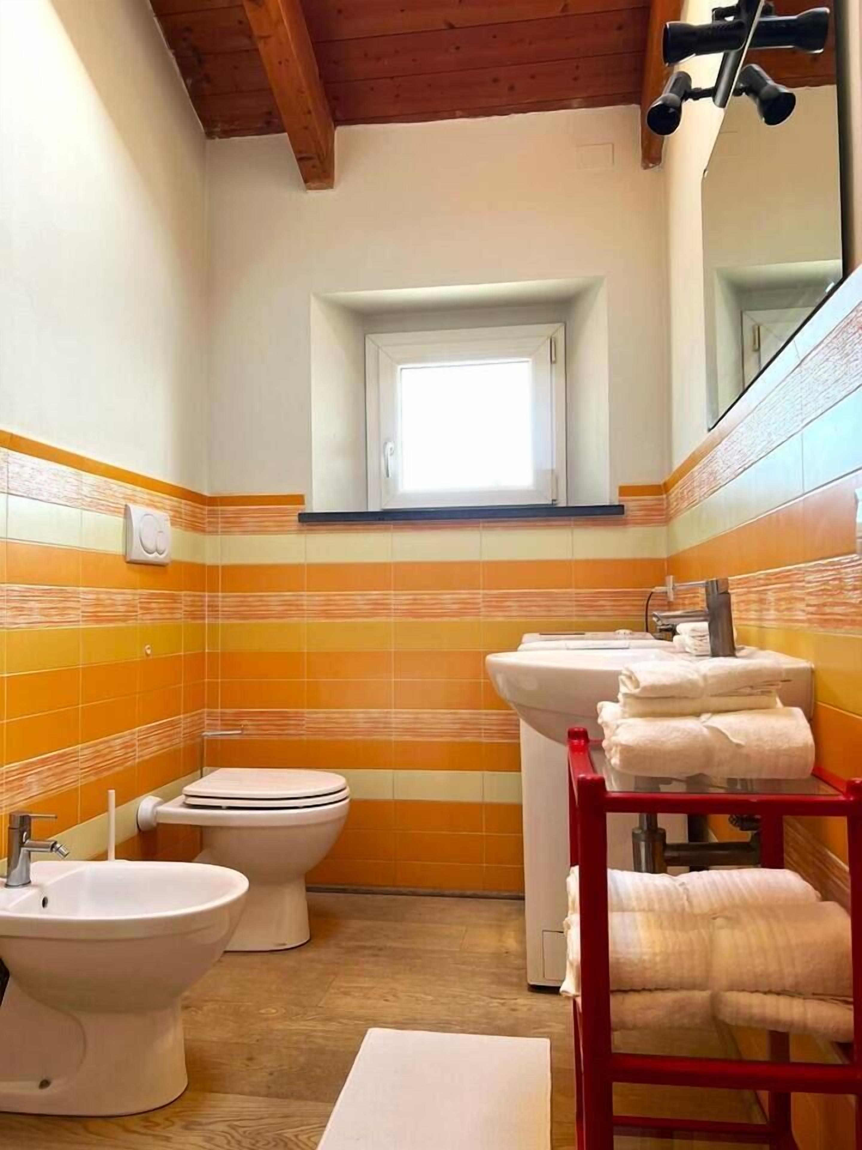 Ducha, secador de pelo, bidé y toallas