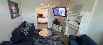 Charming townhome with WiFi and AC in lovely St. Louis