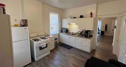 Charming townhome with WiFi and AC in lovely St. Louis