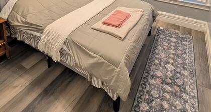 Spacious 3-bedroom apartment with WiFi, AC in enchanting Utica