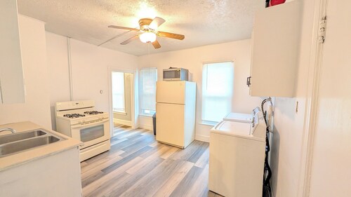 Spacious 3-bedroom apartment with WiFi, AC in enchanting Utica