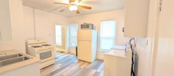 Spacious 3-bedroom apartment with WiFi, AC in enchanting Utica