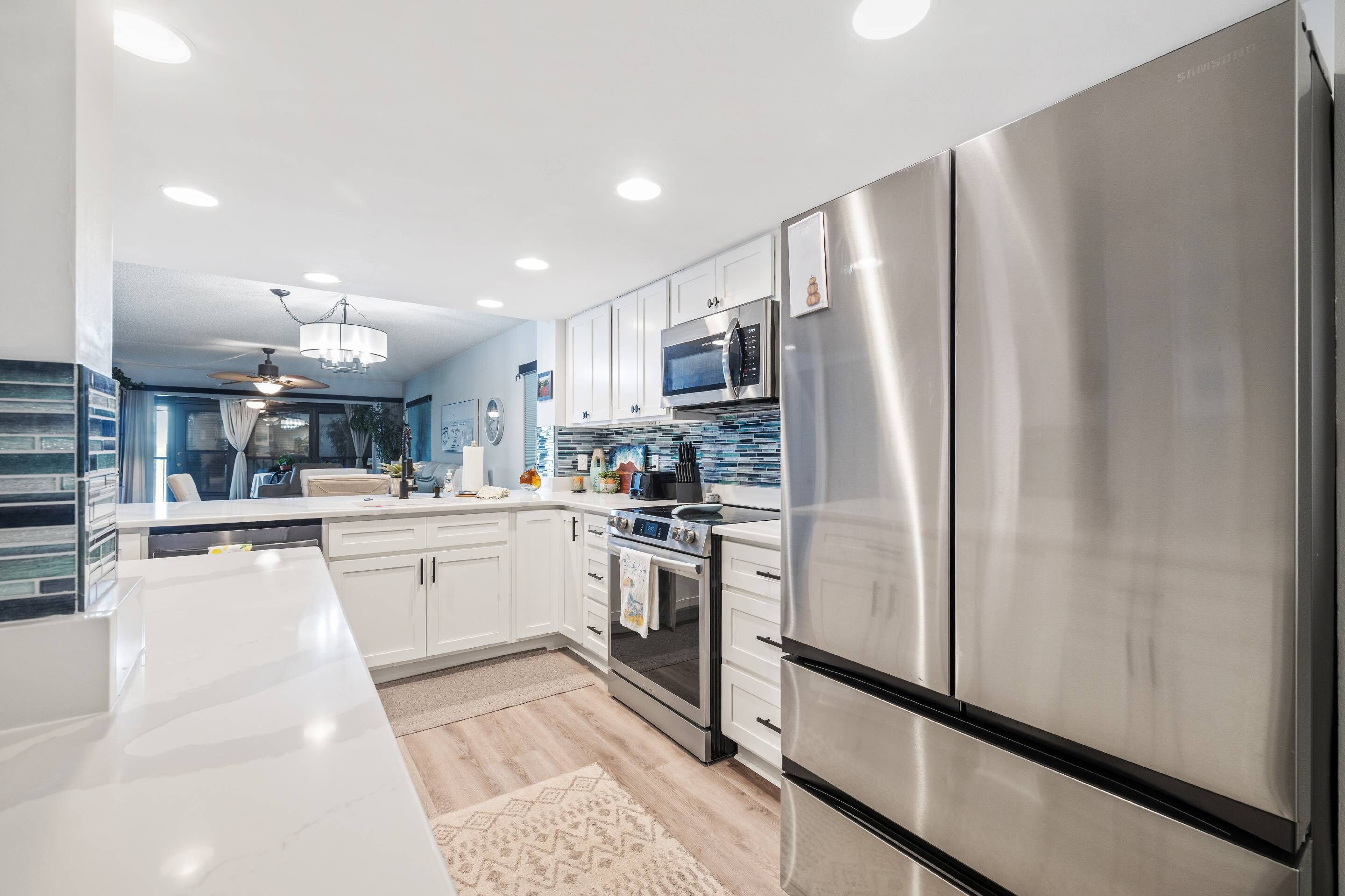 ثلاجة، ميكروويف، فرن، موقد طهي مسطح