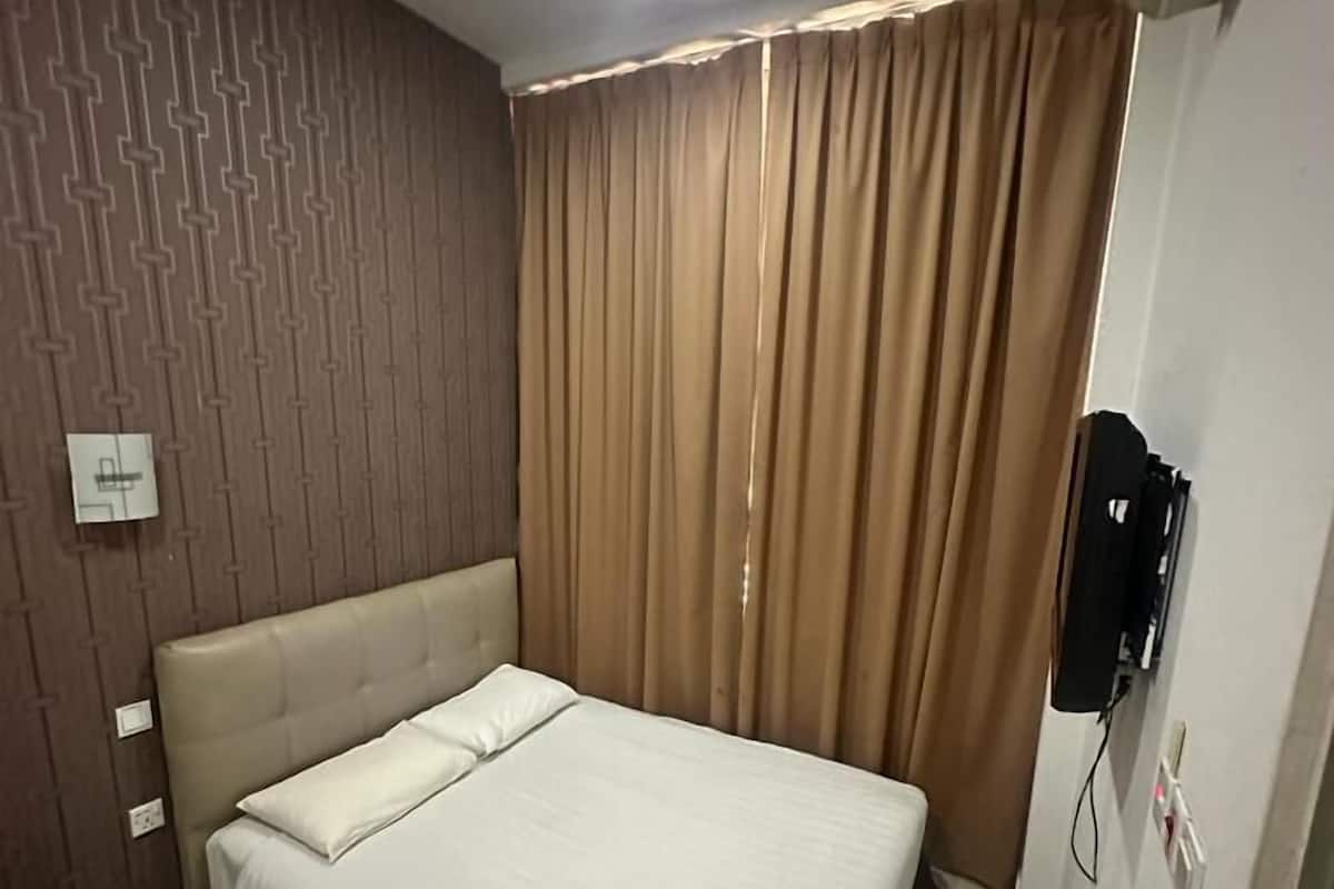 Room, 1 Katil Ratu (Queen), Non Smoking | Meja, Wi-fi percuma