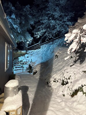 Property grounds - Charming 3-bedroom house with stunning views on 25 acres in Sonora with WiFi, AC (Sonora)