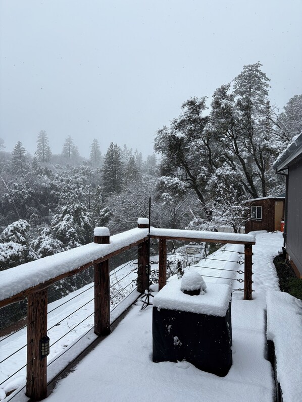 Property grounds - Charming 3-bedroom house with stunning views on 25 acres in Sonora with WiFi, AC (Sonora)