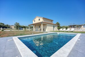 Een seizoensgebonden buitenzwembad