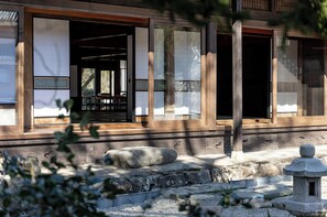 Property grounds - Spend a relaxing time with your loved one in a 120-year-old farmhouse. Enjoy the lovely satoyama time watching the ears of rice swaying in the wind, listening to birds singing, and looking up at the starry sky! (池田町)