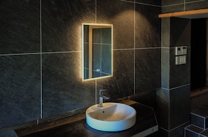 Shower, jetted tub, eco-friendly toiletries, hair dryer