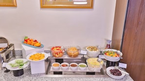 Een buffet met diverse gerechten en toevoegingen.