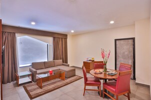 Habitación Premier con 1 cama doble o 2 individuales | Servicio de comidas en la habitación