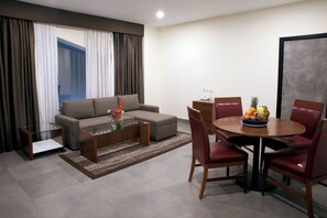 Premier-Doppel- oder -Zweibettzimmer | Essbereich im Zimmer