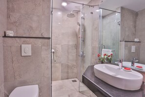 Deluxe Double or Twin Room, City View | Bilik Mandi | Pancuran mandi, selipar, tuala disediakan 