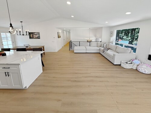 Sleep 17, 8 room, 4 bath, 2 units Seatac no fly zone WiFi, AC