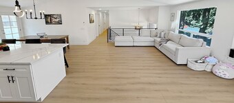 Sleep 17, 8 room, 4 bath, 2 units Seatac no fly zone WiFi, AC