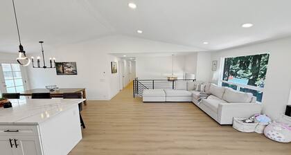 Sleep 17, 8 room, 4 bath, 2 units Seatac no fly zone WiFi, AC