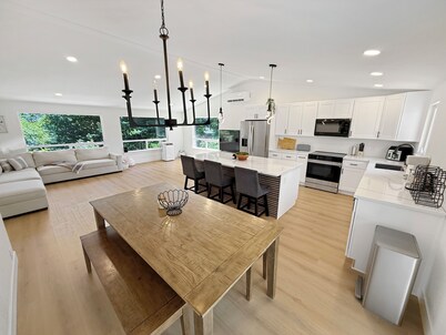 Sleep 17, 8 room, 4 bath, 2 units Seatac no fly zone WiFi, AC